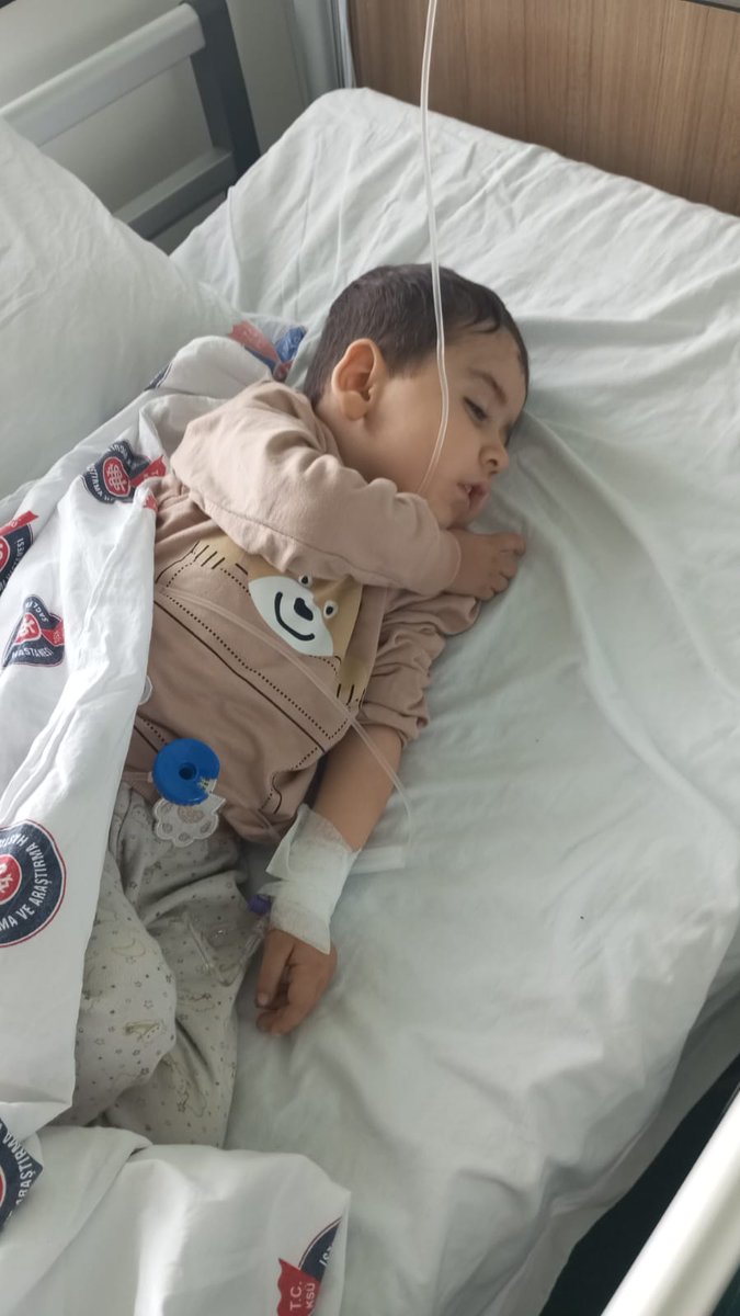 smamiranali's tweet photo. Miran Ali Yine Hastane de ‼️
Acil durum Miran Ali kötüleştiği için hastaneye kaldırıldı ! 
Eridi oğlum eridi dayanamıyoruz artık.
Ne olur biri bu mücadeleye dur desin ! 
Oğlumuz ellerimizden kayıp gidiyor ne olur 😔 #deprem #LaCasaDeLosFamososCol2 #TrumpTariffs https://t.co/zHmSyY45x8