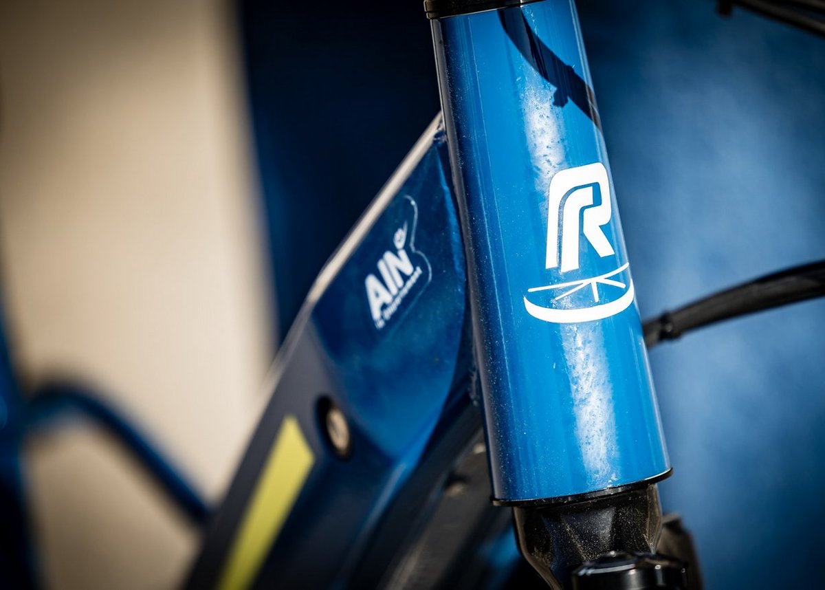 Departement_AIN's tweet photo. 👍 Le savoir-faire Origin'Ain fait parler de lui à l’international ! 🇫🇷La semaine dernière, le Président de la République a offert un vélo Cycles #Radior, fabriqué dans l’#Ain, au Roi du Danemark🚲Un joli coup de projecteur pour la marque aindinoise ! #originain https://t.co/hDBbgoqqWY