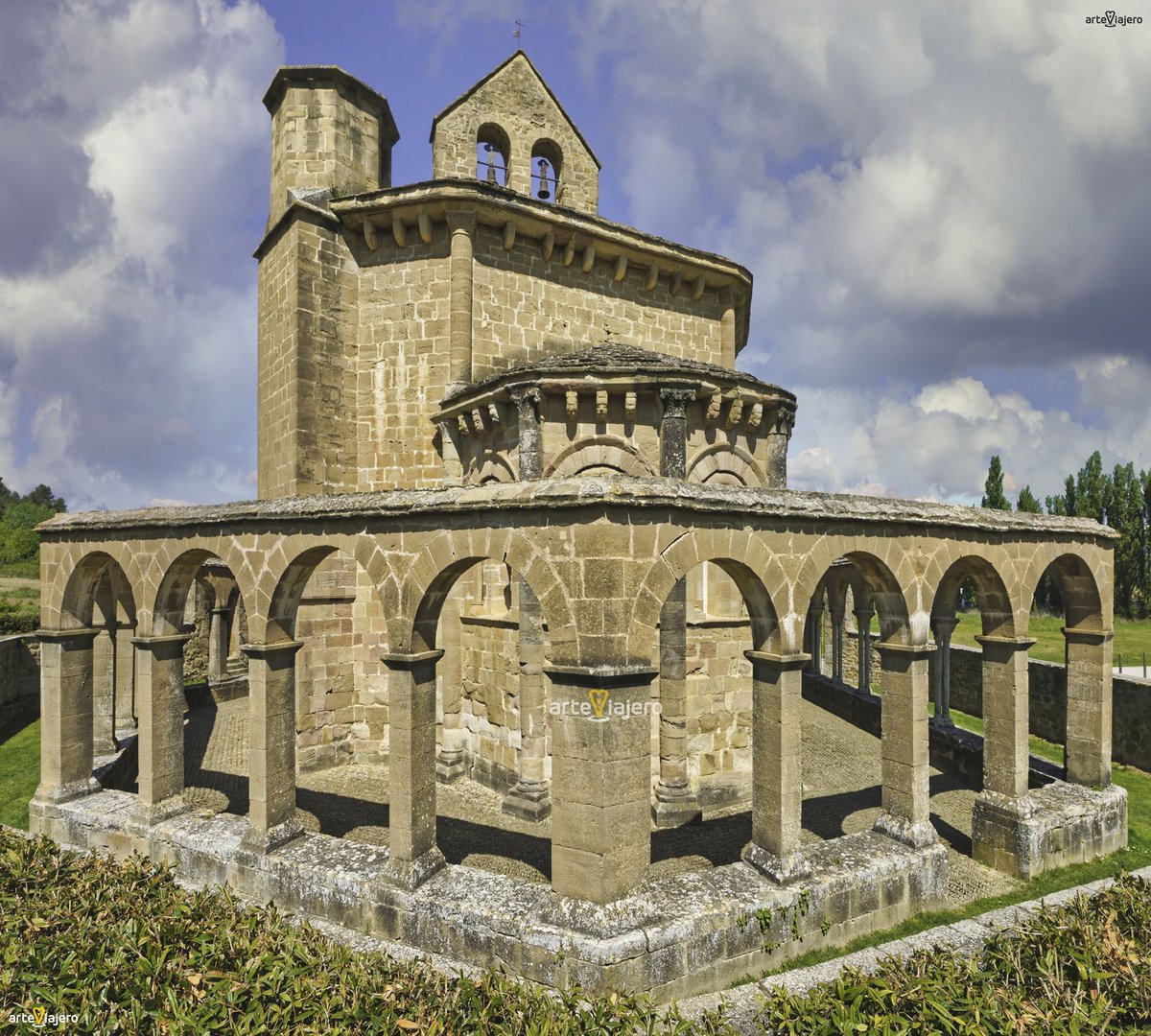 Iglesia de Santa María de Eunate (S. XII), una joya del arte románico de #Navarra que nos sorprende con su singular planta octogonal y su galería porticada con 33 arcos de medio punto
#FelizMiercoles #BuenosDias