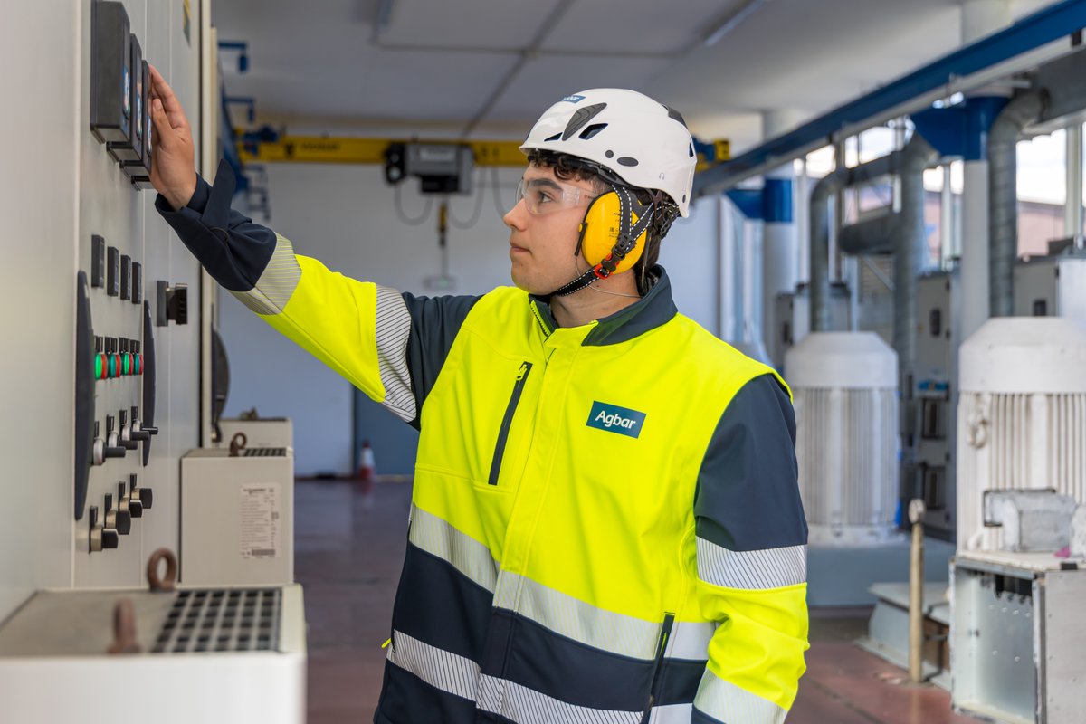 Veolia_Cat's tweet photo. 💧 L’#FPdual amb un enfocament STEAM és clau per respondre a la demanda de personal tècnic altament qualificat en el sector de l'aigua. 

👉 Descobreix de primera mà les oportunitats professionals que ofereix l'#FPdualaigua, un sector estratègic i amb una gran projecció:

https://t.co/DaBh4iX3Hk