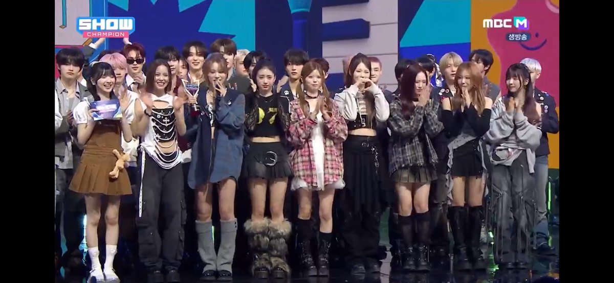 pseadlraih's tweet photo. 🥇😭
#NiziU2ndWin
#LOVELINE1stWin https://t.co/AJ7uobL9DJ