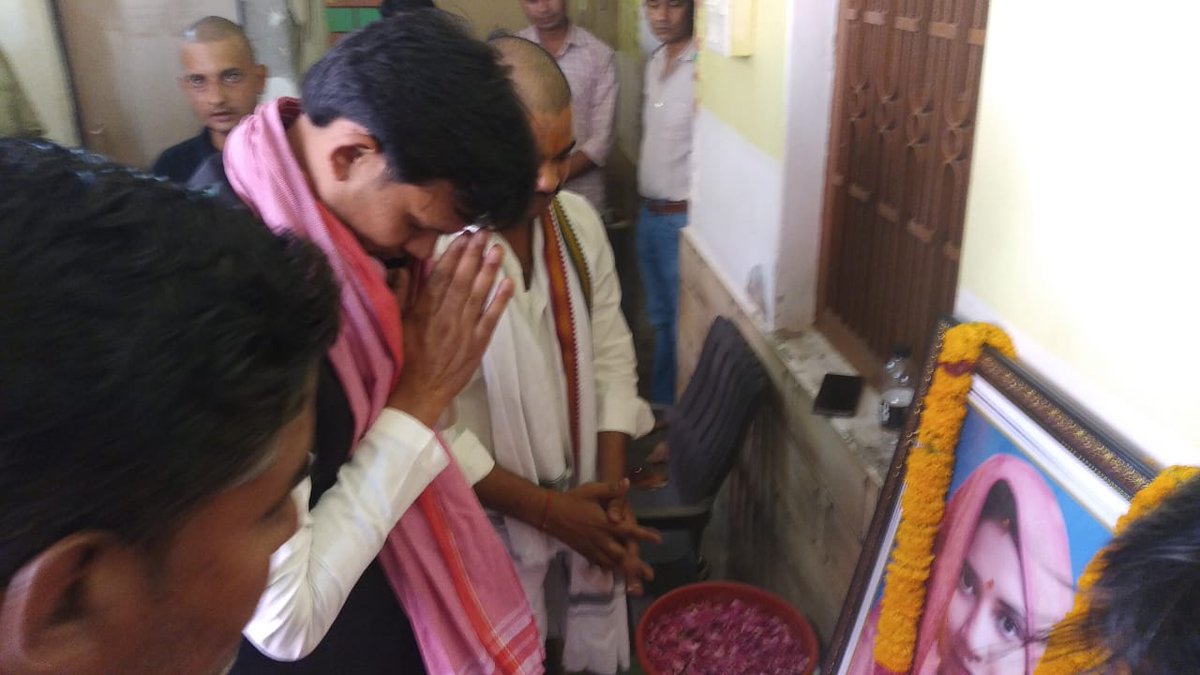 RamkaranNirmal's tweet photo. जनपद बाँदा..
समाजवादी लोहिया वाहिनी के प्रदेश सचिव श्री दीपू यादव जी की जीवनसंगिनी का आकस्मिक निधन हो गया था।
आज उनके आवास पहुंचकर पीड़ित परिजनों से मुलाकात कर उनके दुख में शामिल हुआ।
               
                विनम्र श्रद्धांजलि!!! https://t.co/Q6HQ7qaHvF