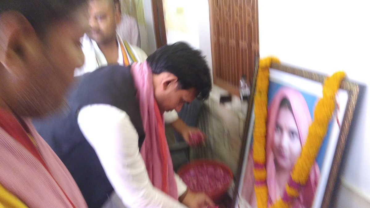 RamkaranNirmal's tweet photo. जनपद बाँदा..
समाजवादी लोहिया वाहिनी के प्रदेश सचिव श्री दीपू यादव जी की जीवनसंगिनी का आकस्मिक निधन हो गया था।
आज उनके आवास पहुंचकर पीड़ित परिजनों से मुलाकात कर उनके दुख में शामिल हुआ।
               
                विनम्र श्रद्धांजलि!!! https://t.co/Q6HQ7qaHvF