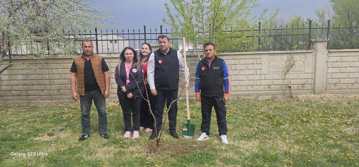 igdir112ACM's tweet photo. “Ağaç dikmek, geleceğe yazılmış en güzel mektuptur.”Doğaya olan sorumluluğumuzu yerine getirmek ve yeşil bir gelecek bırakmak adına 112 Açil Çağrı Merkezi olarak fidanlarımızı toprakla buluşturduk.
Kök saldıkça umut olacak, yeşerdikçe nefes verecek… @igdirvaliligi @TC_icisleri https://t.co/gmtwhLcc1B