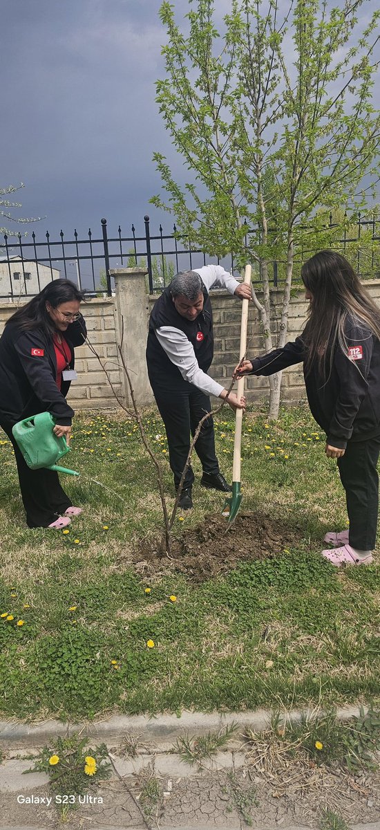 igdir112ACM's tweet photo. “Ağaç dikmek, geleceğe yazılmış en güzel mektuptur.”Doğaya olan sorumluluğumuzu yerine getirmek ve yeşil bir gelecek bırakmak adına 112 Açil Çağrı Merkezi olarak fidanlarımızı toprakla buluşturduk.
Kök saldıkça umut olacak, yeşerdikçe nefes verecek… @igdirvaliligi @TC_icisleri https://t.co/gmtwhLcc1B