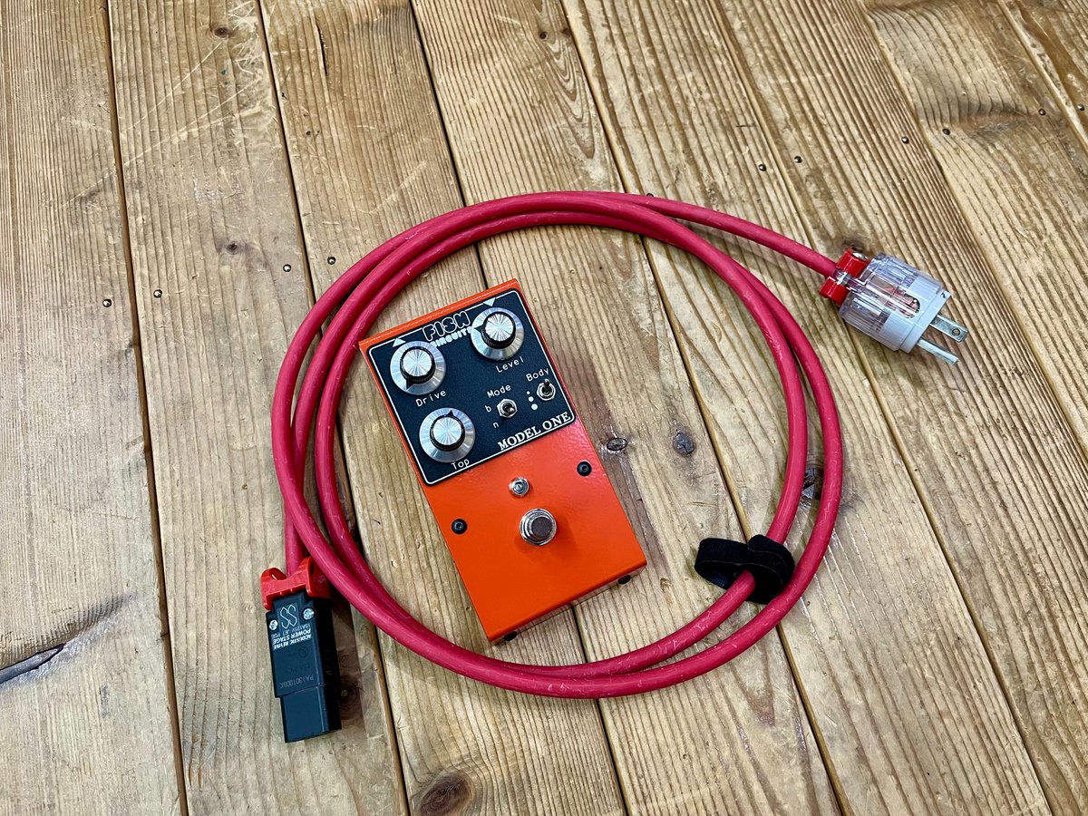 hoochies_tokyo's tweet photo. 【お買い得品】
aguilar AG500 V2

クリアーなベースサウンドをお求めのベーシストにオススメの1台。画像のような機材と組み合わせたロックサウンドも👍
#aguilar #acousticrevive #fishcircuits

HP
https://t.co/wBKTKaL1fa
デジマート
https://t.co/ImMQkk1FbL
Yahoo!
https://t.co/DsUTIGtWez https://t.co/qdptLQit2i