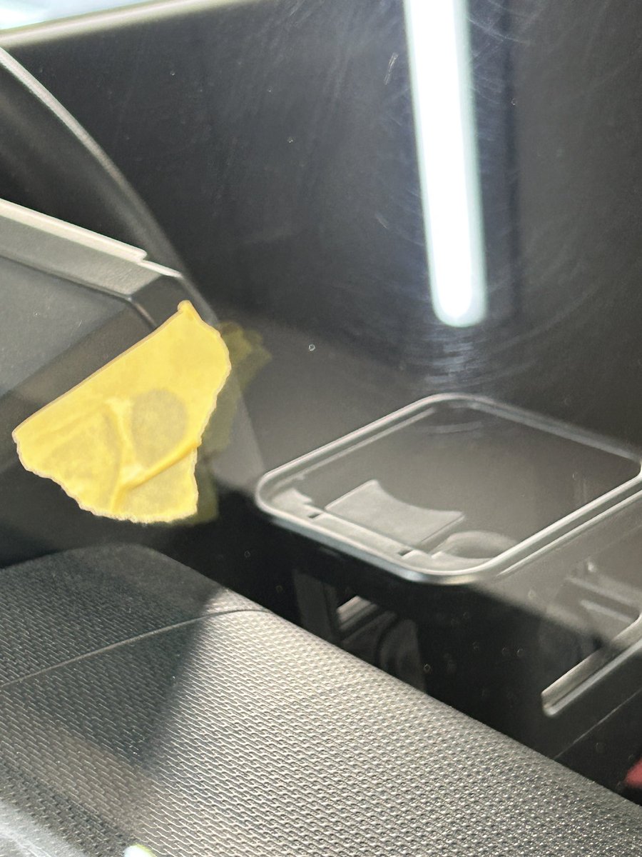 syakariki_one's tweet photo. 車の硝子
水垢、鱗状痕、深い傷！
プロと言われるコーティング屋ですらお断りされる！
ディーラーなら交換
プロ？でも限界？
コーティングは、安全性に全く関係ないが、視界は安全性に深く関与します！
中古書、ビンテージカーなど、
美装は弊社にお任せ下さい。

#remobil
#硝子再生
#広島安佐南区 https://t.co/Q28WUnfeP0
