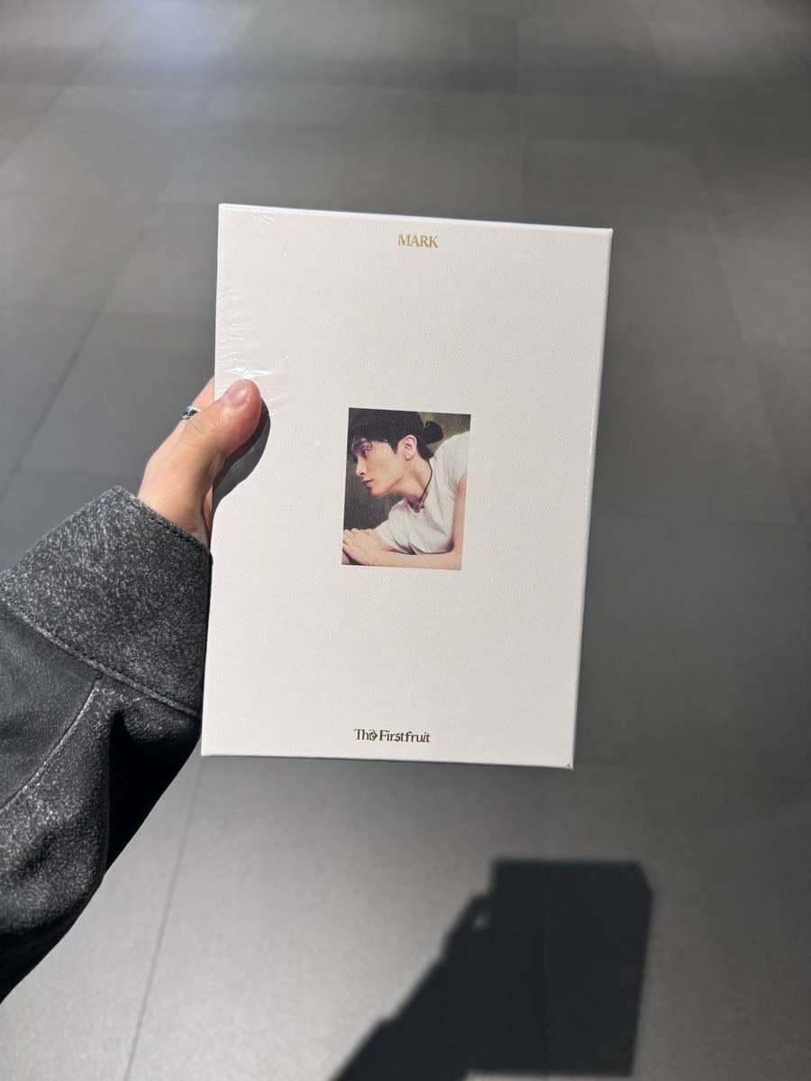 🐻💭

📸*pap album mark*

“Halo, aku markf”

📹*kirim video unbox*

“Aku harus minta ttdnya nih ㅎㅎㅎ”

“Aku sendiri loh yang beli di kwangya store yang ada di lantai bawah perusahaan, beli pake duitku sendiri”

“Sama sekali gak ngambil stok album yang ada di perusahaan ya”