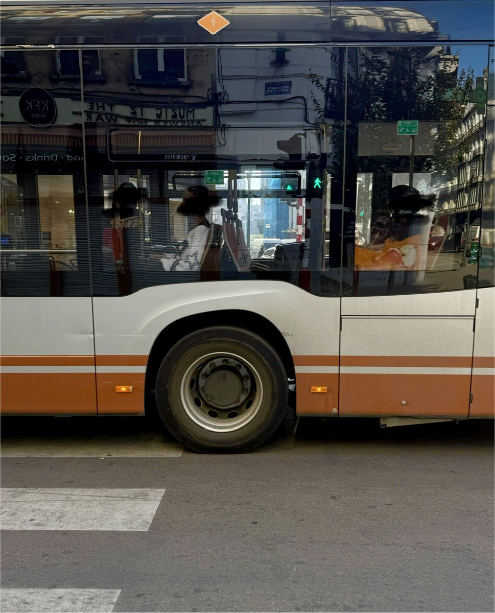 charlesdebrux's tweet photo. Vert pour le piéton #STIB … Groen voor de voetgangers #MIVB … Commissaires 1000 Bxl ??? https://t.co/7vEGHkaCSE