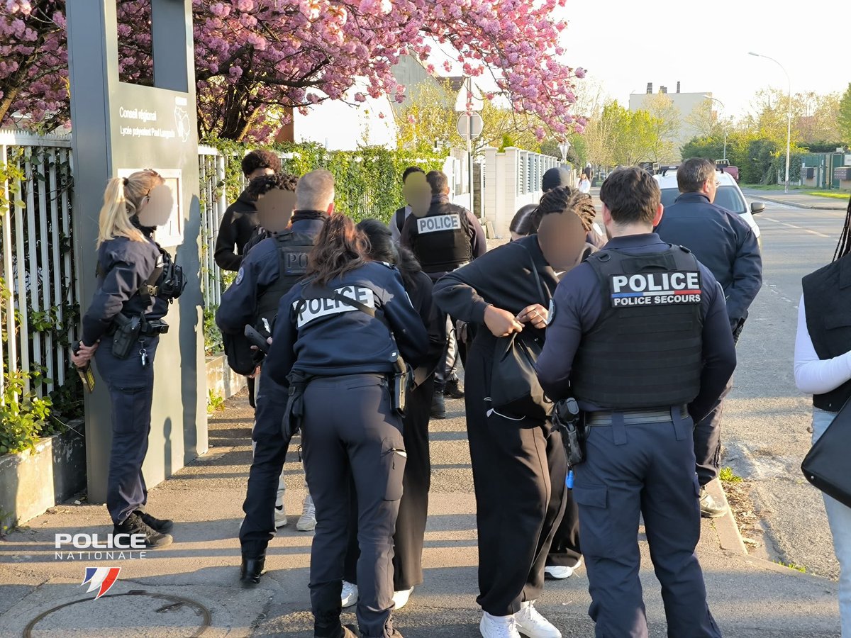 PoliceNat91's tweet photo. #PoliceSécuritéQuotidien | Ce matin une opération de vérification des sacs  a été réalisée au lycée Paul Langevin  à #SGDB, dans le but de prévenir tout risque de rixe. https://t.co/SUewyvsQ6Q