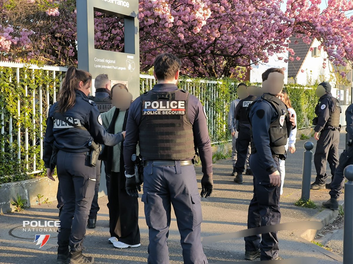 PoliceNat91's tweet photo. #PoliceSécuritéQuotidien | Ce matin une opération de vérification des sacs  a été réalisée au lycée Paul Langevin  à #SGDB, dans le but de prévenir tout risque de rixe. https://t.co/SUewyvsQ6Q