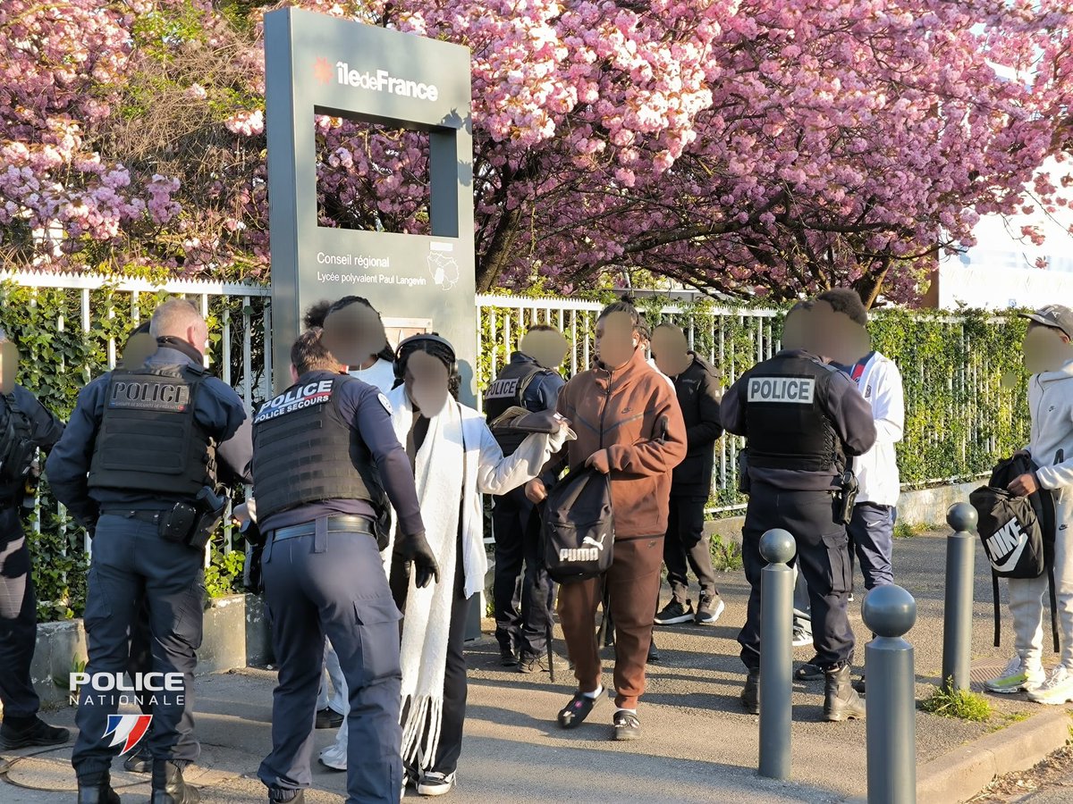 PoliceNat91's tweet photo. #PoliceSécuritéQuotidien | Ce matin une opération de vérification des sacs  a été réalisée au lycée Paul Langevin  à #SGDB, dans le but de prévenir tout risque de rixe. https://t.co/SUewyvsQ6Q
