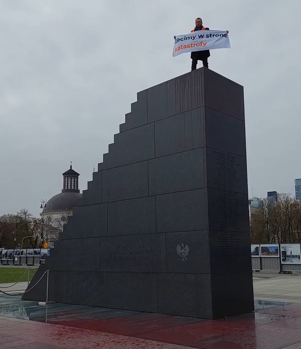 Ostatnie Pokolenie wylało sztuczną krew na Schody Smoleńskie.

Bezsensowna, kontrskuteczna i żenująca akcja.