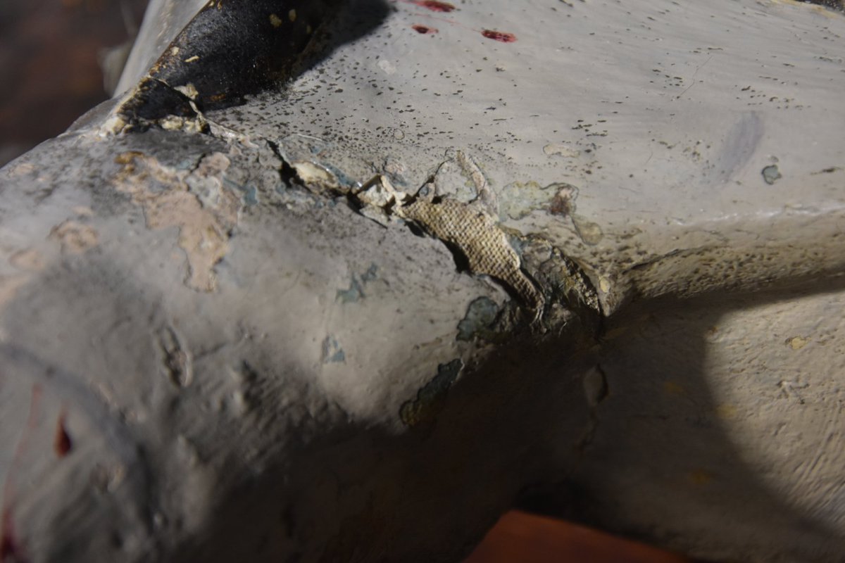 ConservarArte's tweet photo. #Restauración del Retablo del Santo Cristo Románico, ubicado en la iglesia de San Juan Bautista, Santiuste de San Juan Bautista, #Segovia. Detalles del estado inicial de la #escultura del #Cristo #Románico. A destacar la apreciación de diversas capas de policromía. #Conservación https://t.co/dCZDxsgu5g