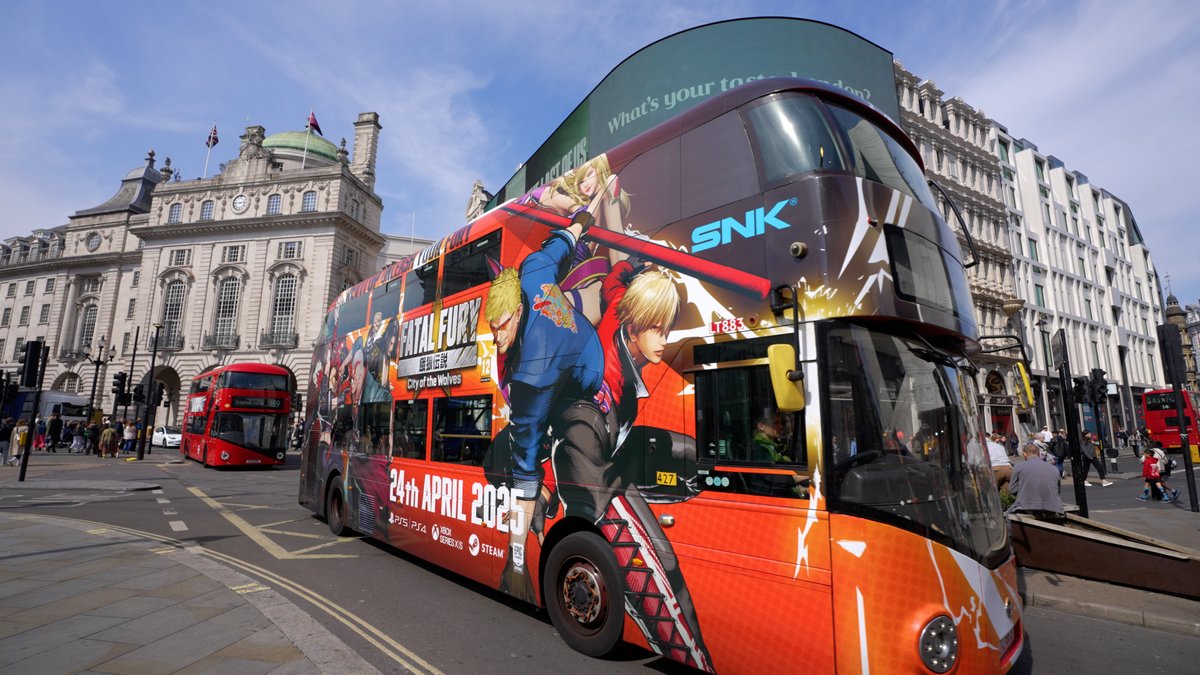 GAROU_PR's tweet photo. 🚌『餓狼伝説 City of the Wolves』ラッピングバスがロンドンの街を駆ける！期間限定、5月4日(日)まで！

🔥新作格闘ゲームの世界観を街中で体感せよ！
🕹️2025年4月24日(木)発売！
✅現在予約受付中
https://t.co/biGZd7bkvR

#餓狼伝説 #CotW https://t.co/fVsn5x6f4p