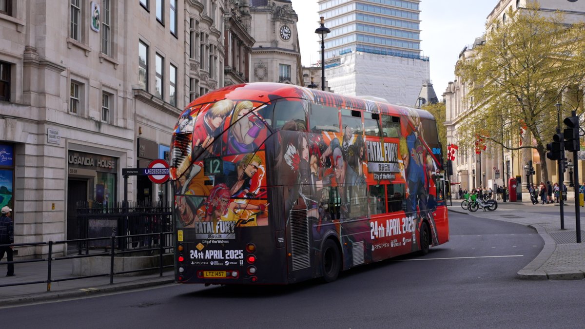 GAROU_PR's tweet photo. 🚌『餓狼伝説 City of the Wolves』ラッピングバスがロンドンの街を駆ける！期間限定、5月4日(日)まで！

🔥新作格闘ゲームの世界観を街中で体感せよ！
🕹️2025年4月24日(木)発売！
✅現在予約受付中
https://t.co/biGZd7bkvR

#餓狼伝説 #CotW https://t.co/fVsn5x6f4p