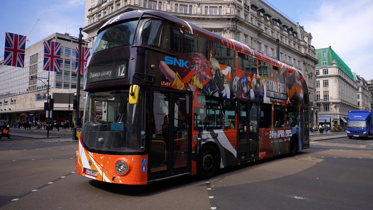 GAROU_PR's tweet photo. 🚌『餓狼伝説 City of the Wolves』ラッピングバスがロンドンの街を駆ける！期間限定、5月4日(日)まで！

🔥新作格闘ゲームの世界観を街中で体感せよ！
🕹️2025年4月24日(木)発売！
✅現在予約受付中
https://t.co/biGZd7bkvR

#餓狼伝説 #CotW https://t.co/fVsn5x6f4p