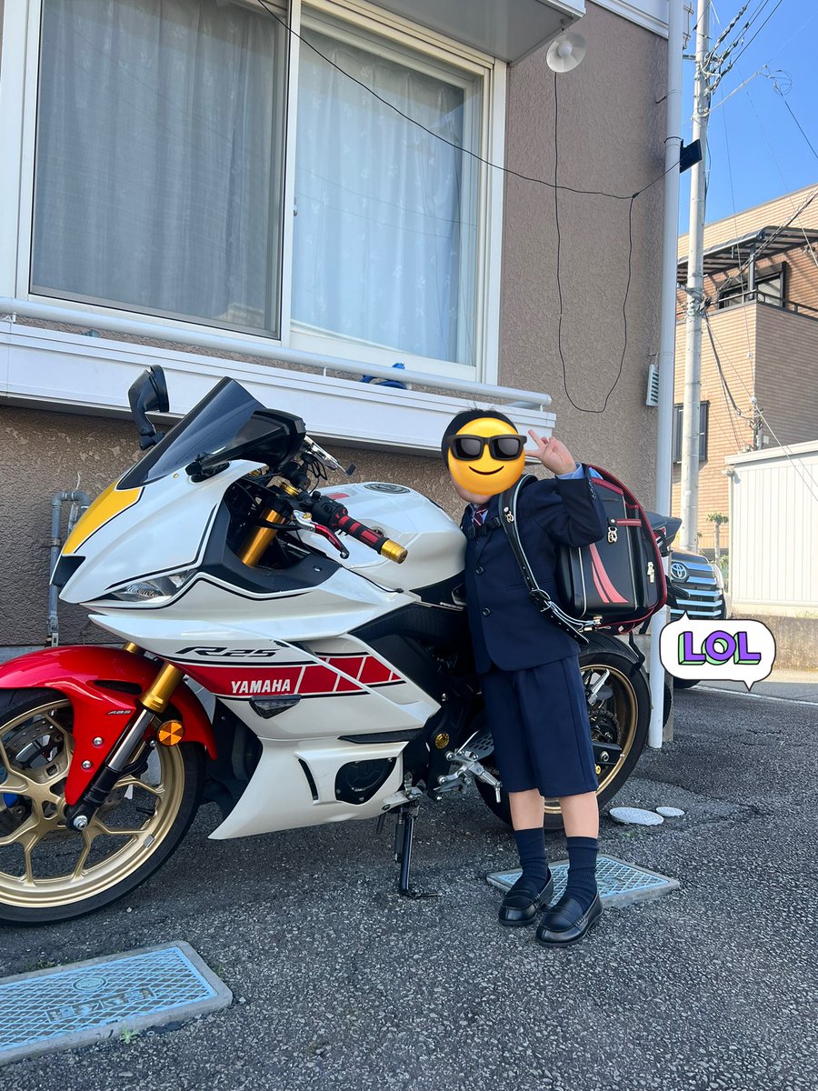 入学式なのに何故桜じゃなくパパのバイクと一緒なんだ？🤔