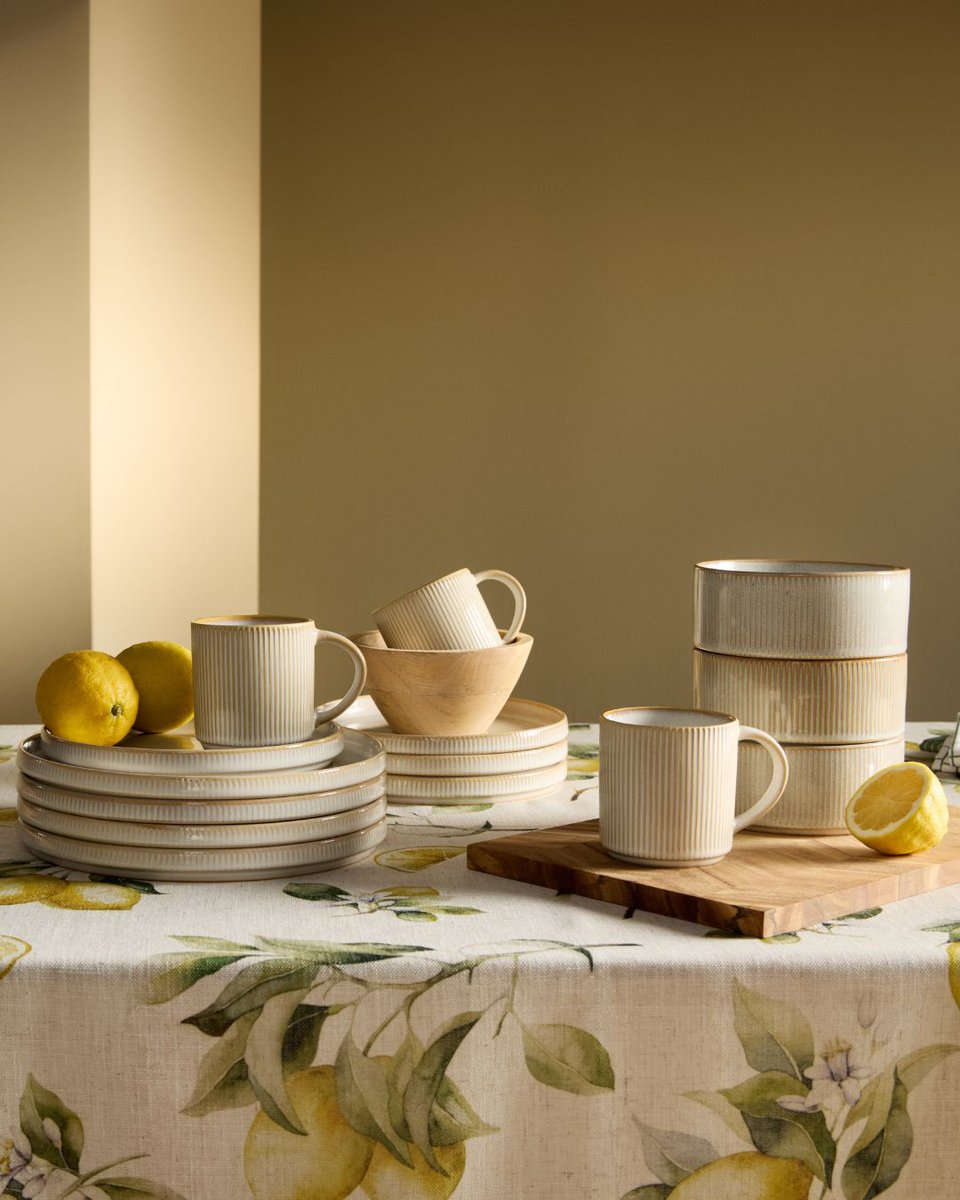 TAKEALOT's tweet image. Planning a big Easter lunch or a relaxed breakfast with family? 🍽️🍗 Whatever your plans, set the table in a way that feels right for you. Shop now and find everything you need to make your table setting special ow.ly/N42o50Vxciy.🌞💙 #Takealot #EasterDining #HomeDining