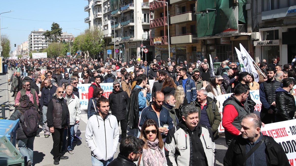 PAMEhellas's tweet photo. Μεγάλη πορεία στους κεντρικούς δρόμους της Θεσσαλονίκης

Στο σύστημα του κέρδους καμία υποταγή!
Σύγκρουση κι αγώνας για την ανατροπή!

#απεργία https://t.co/IfiD82Yoqx