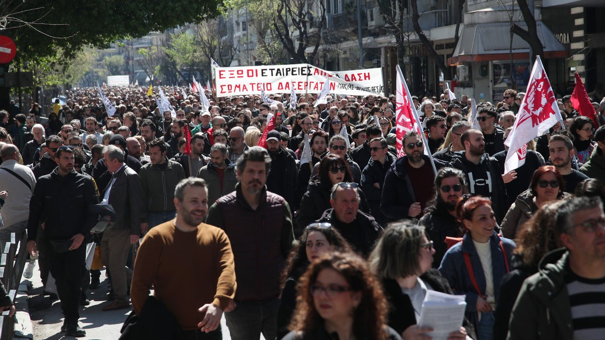 PAMEhellas's tweet photo. Μεγάλη πορεία στους κεντρικούς δρόμους της Θεσσαλονίκης

Στο σύστημα του κέρδους καμία υποταγή!
Σύγκρουση κι αγώνας για την ανατροπή!

#απεργία https://t.co/IfiD82Yoqx
