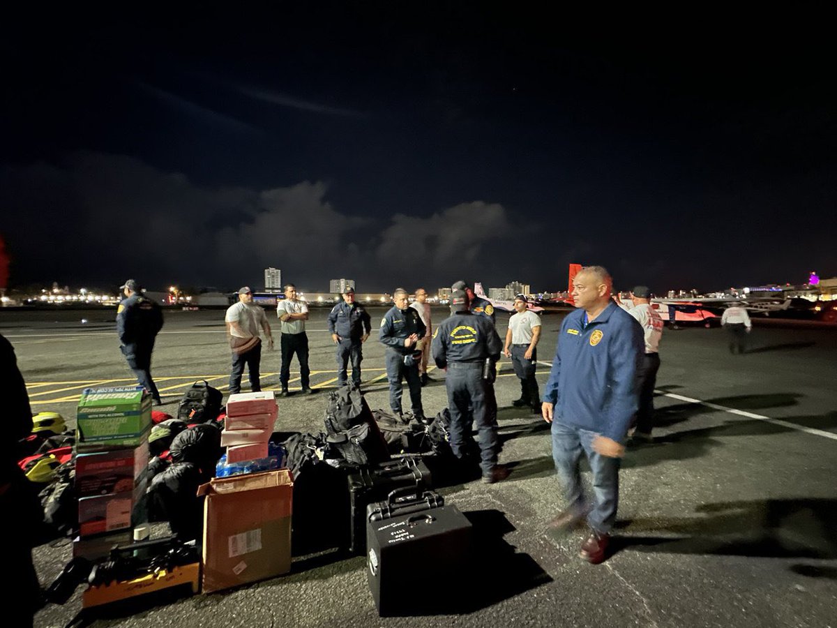 Jenniffer's tweet photo. Comunicado de Prensa | Gobernadora activa al Cuerpo de Bomberos para ayudar con rescate en la República Dominicana 🇩🇴🤝🇵🇷
 
Puerto Rico se une al duelo decretado por el presidente dominicano (2/2) https://t.co/jf4kIKtBjm