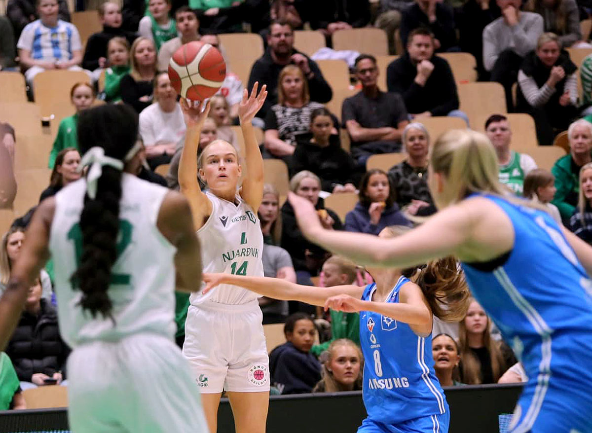 Leikur þrjú - mætir þú!
Njarðvík 2-0 Stjarnan
Ljónynjur geta klárað einvígið í IceMar Höllinni í kvöld kl. 19.30 eftir tvo góða sigra á Stjörnunni. Þinn stuðningur skiptir öllu máli, orkan og ákefðin alla leið - Áfram Njarðvík #FyrirFánann #Bónusdeildin 
umfn.is/njardvik-2-0-s…