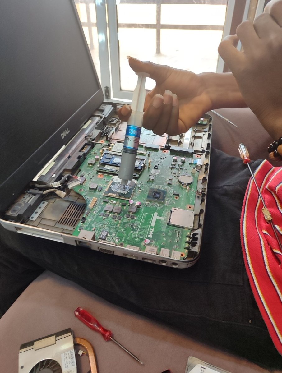 undisputed0_'s tweet photo. @mrbayoa1 @_AsiwajuLerry Mr bayo please consider me for the laptop https://t.co/RJXaeH7PI4