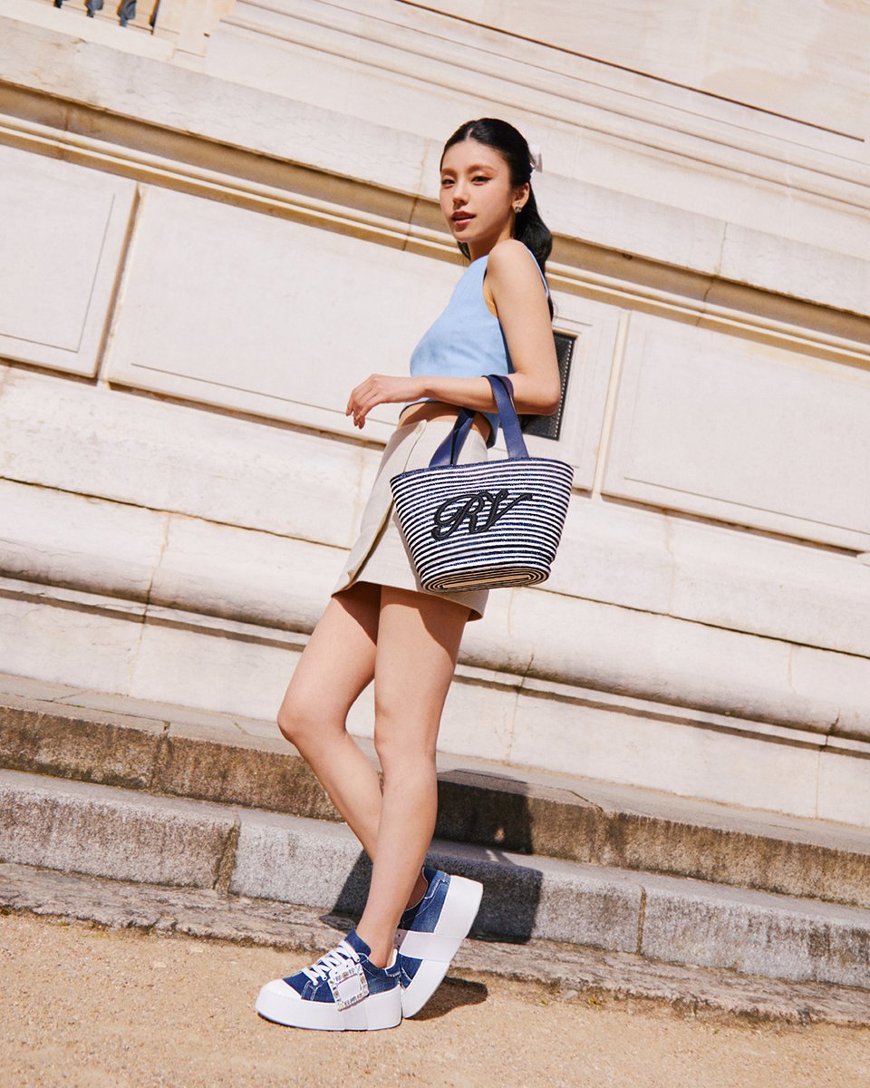 mintmag_th's tweet photo. ส่งภาพเบื้องหลังของสาว #YEJI ที่มาร่วมแคมเปญใหม่ UN ÉTÉ À PARIS คอลเล็กชั่น Spring Summer 2025 กับทาง Roger Vivier พร้อมคอมพลีทลุคไปกับไอเท็ม และแอคเซสเซอรี่ใหม่จากทางแบรนด์ เรียกได้ว่ามาสวย และเข้ากับสาวคนนี้เป็นที่สุด 💚

#YEJIxRogerVivier
#RogerVivier
#YEJI
#GherardoFelloni
#MintNews