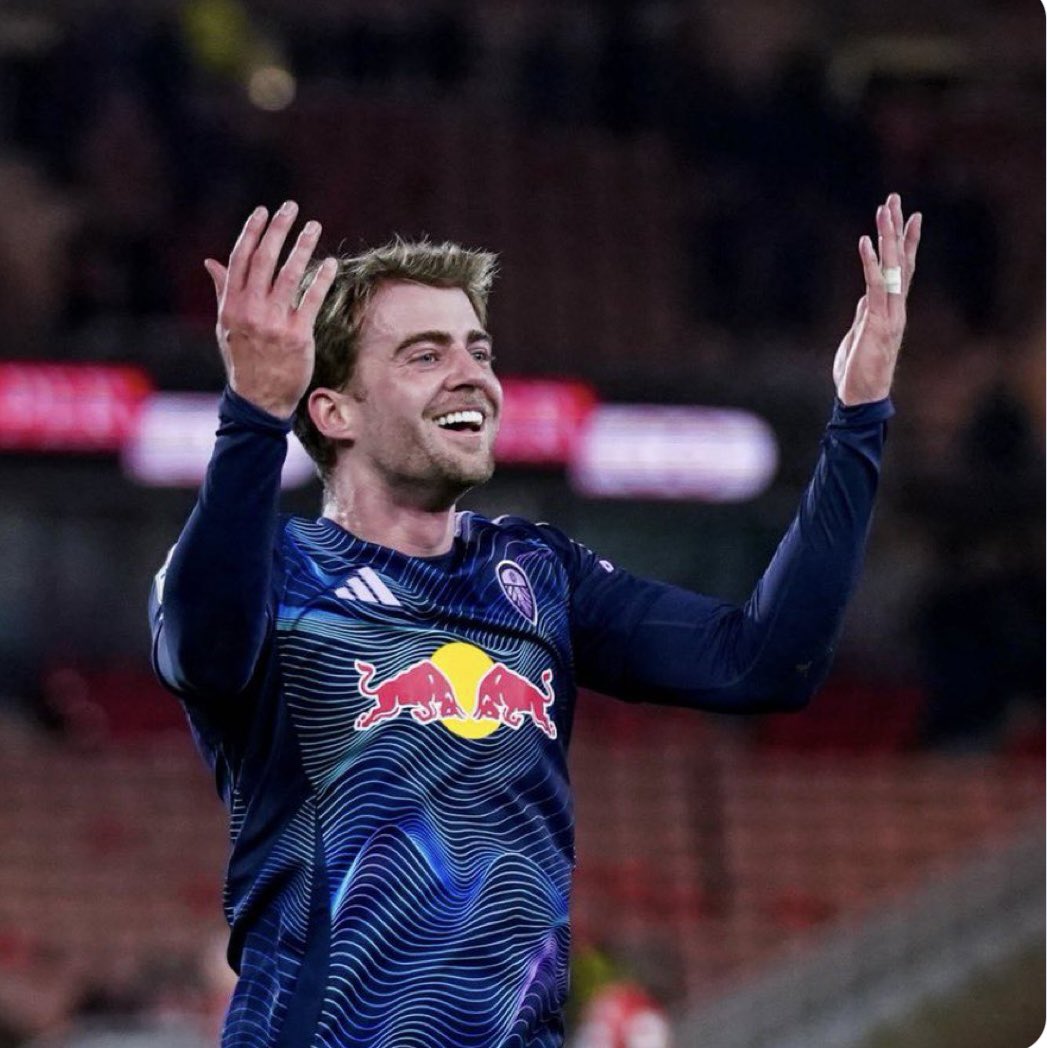 alisonelsayed's tweet photo. Good morning greetings from Donny City. A bit overcast and breezy. Bedding in the wash🤞After me telling @LUFC fans to be calm, I was ranting, raving and swearing at the officials😂😡 They need to be held accountable! Hope you all have a fab Wednesday. Sending hugs❤️#ourpaddy👇 https://t.co/tmQYtjACnM