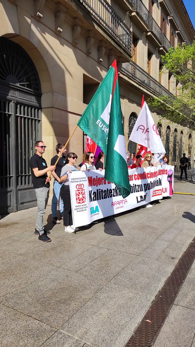 ELANafarroa's tweet photo. @ELAHezkuntza @ElaOsasunbidea Zerbitzu publikoen aldeko greba Nafarroan‼️

📢Mejorar las condiciones laborales para mejorar los servicios públicos https://t.co/pkeM9oWjud
