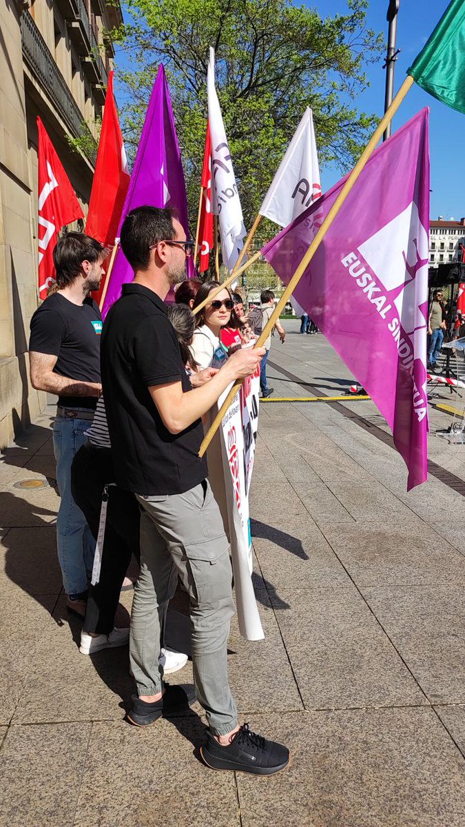 ELANafarroa's tweet photo. @ELAHezkuntza @ElaOsasunbidea Zerbitzu publikoen aldeko greba Nafarroan‼️

📢Mejorar las condiciones laborales para mejorar los servicios públicos https://t.co/pkeM9oWjud