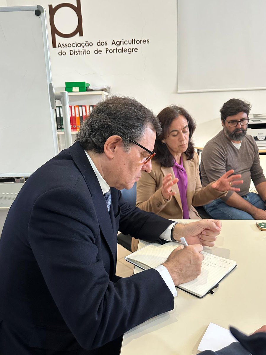 CPD_PSD_PTG's tweet photo. A AD – Coligação PSD/CDS Portalegre reuniu-se, esta segunda-feira, com a direção da Associação dos Agricultores do Distrito de Portalegre (AADP) para ouvir as preocupações do setor agrícola na região. 🌾

#Legislativas2025 #CastroAlmeida #Portalegre #AD #PortugalNãopodeParar https://t.co/634VoxXOWk