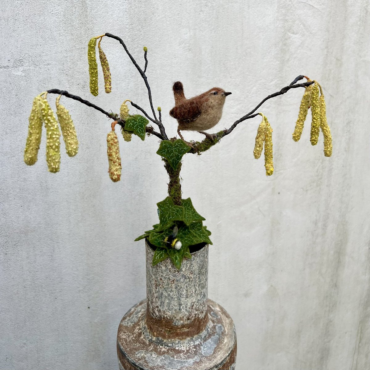 WildandWool's tweet photo. This vase stem piece was inspired by the fleeting sight of a tuneful little wren in fluttering catkins. Resting on one ivy leaf is a tiny sleeping bee
#vasestempiece #needlefeltedjennywren #needlefeltedbee #springmakes #uniquewoolart #choosewool #campaignforwool #madeinBath https://t.co/3SzTAPnwqi