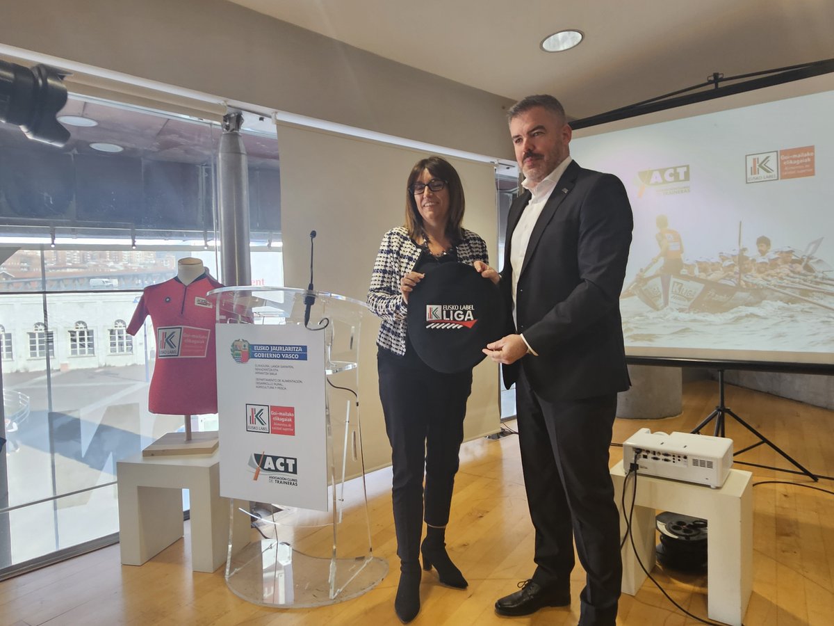 🛶🌊

#EuskoLabel renueva su compromiso con la élite del remo de banco fijo, y seguirá siendo el motor que impulsa la Liga Eusko Label hasta 2028.

🏟️ Esta mañana, en el emblemático Itsasmuseum de Bilbao, hemos sellado el acuerdo con la Asociación de Clubes de Traineras.