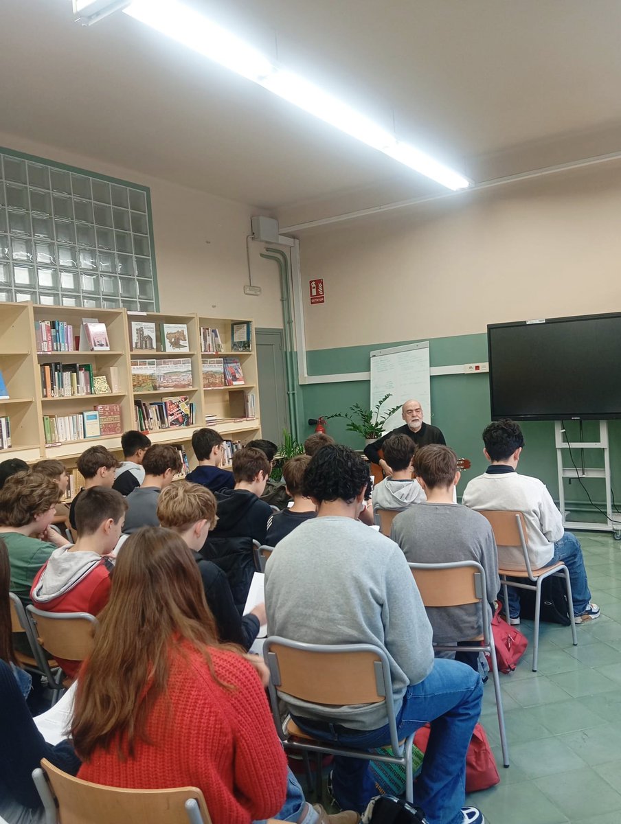 imypbcn's tweet photo. Taller de 'Cantología poética' amb Emiliano Valdeolivas. L'alumnat de 2n d'ESO ha interpretat alguns dels 'romances' treballats a classe. https://t.co/pouqTrj16A