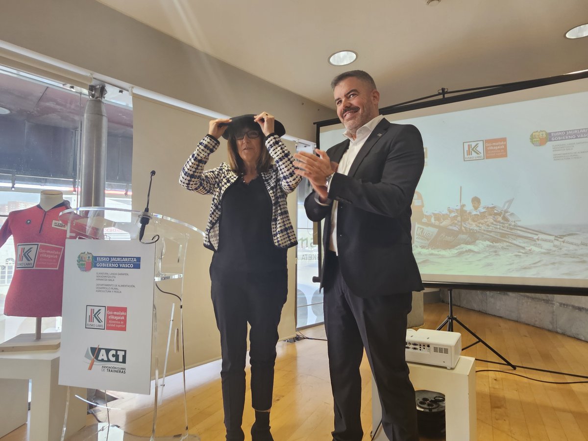 🛶🌊

#EuskoLabel-ek konpromisoa berritu du banku finkoko arraunaren elitearekin, eta 2028ra arte izango da Liga Eusko Label lehiaketaren babesle nagusia.

🏟️ Gaur goizean, Bilboko Itsasmuseum-en sinatu da hitzarmena Traineruen Klub Elkartearekin.
