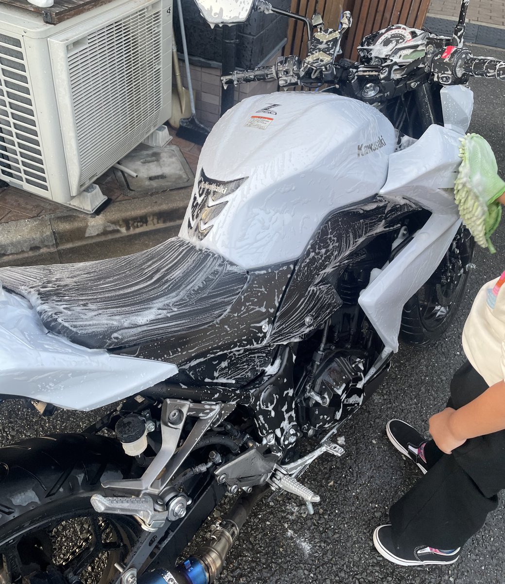 7Zelqj's tweet photo. 姪っ子と洗車✨🫧🧽 https://t.co/UYpqxQNNzs