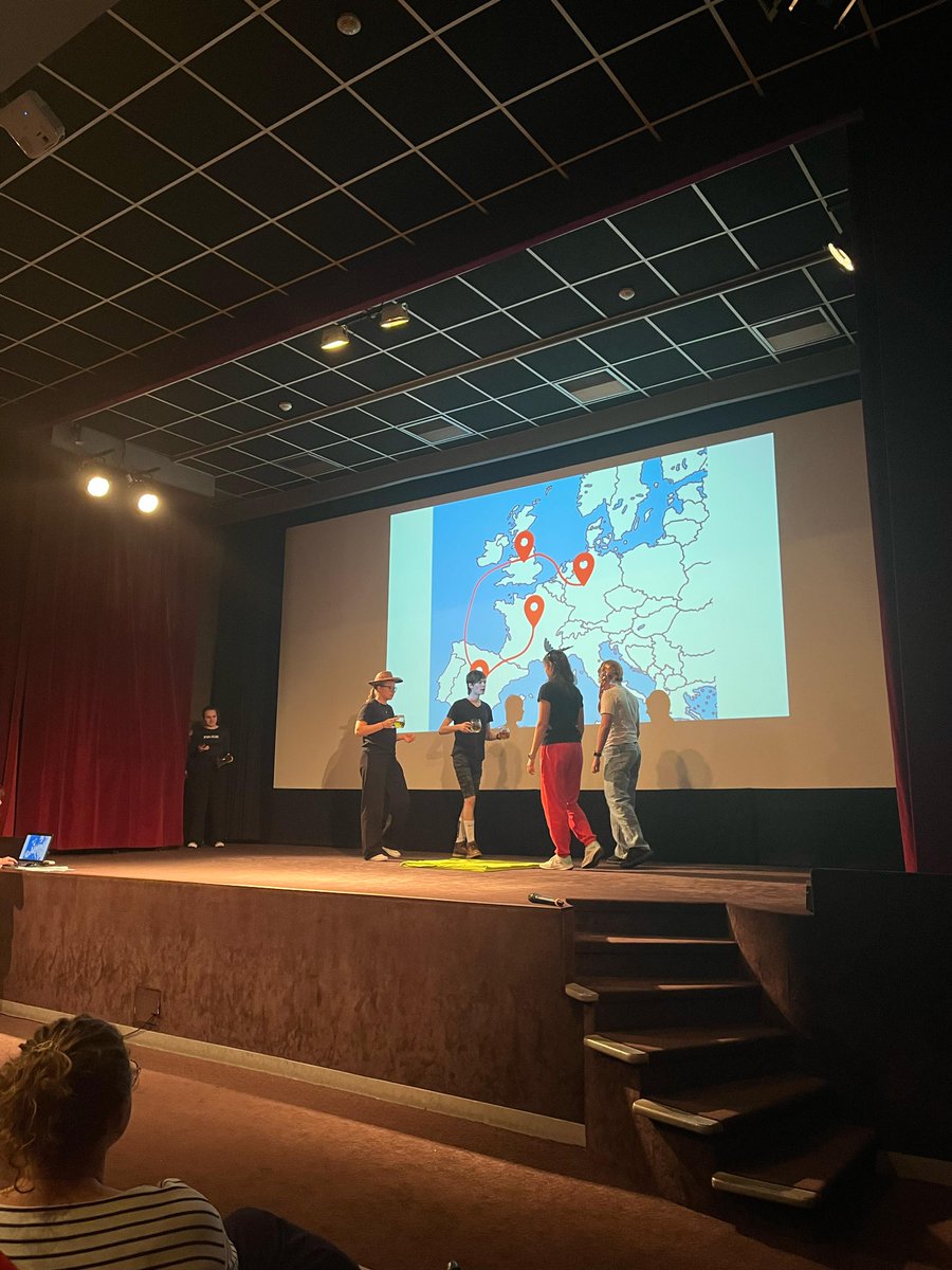 🎭 Aujourd’hui, les étudiant·e·s tchèques montent sur scène pour la Présentation en français, un événement porté par le #SUF (Service universitaire de français) !
Théâtre, chansons, poèmes… le français prend vie grâce à leur talent et leur enthousiasme 🇫🇷👏 

#français #Tchéquie