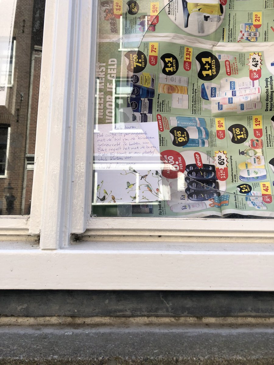 MonicaKeyzer's tweet photo. ⚽️
Hallo buren,
Het ruitje is per ongeluk met de bal van de kinderen
gesneuveld. Ze belden aan. Bart regelt het met de buren…
#straattaal Lindenstraat - Amsterdam.
#ruit #kapot #voetballen 8/4/2025 https://t.co/NRdNGgBImq