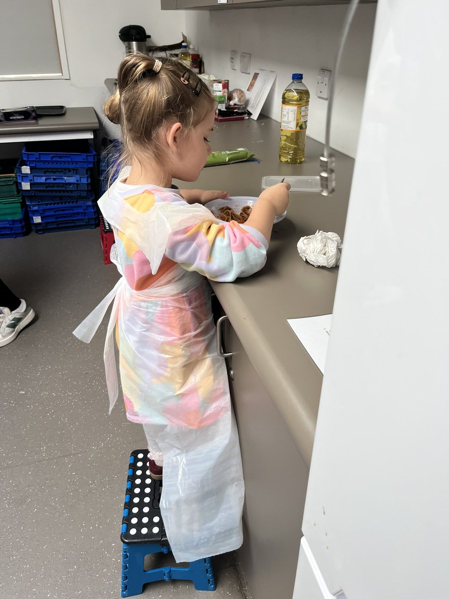 Week 2 Monday free cooking class- spagetti bolognese. Everyone reading recipes, watching both pasta and sauce cooking. Having to brown mince, boil pasta and chop the veg. Everyone enjoyed trying their spagetti bolognese.

#wlequity #feedfamilyforafiver #tryingnewfood
