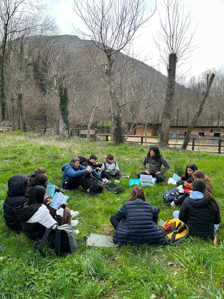 CdaVallsAneu's tweet photo. Vam tancar el programa duent a terme el protocol del #ProjecteRius @assoc_habitats per estudiar l'estat ecològic del riu de Son. Es nota que ja és primavera i que la temperatura de l'aigua és major, hi ha molta abundància i diversitat de #macroinvertebrats #bioindicadors 4/5 https://t.co/yGaWjACfCQ