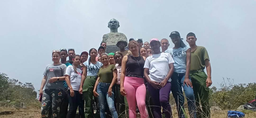 EjrcitoOrienta1's tweet photo. Hasta el Turquino llegaron cadetes de la escuela José Maceo poniendo en alto el compromiso de la juventud con la Revolución.
#Cuba https://t.co/8DeBAhEGgK