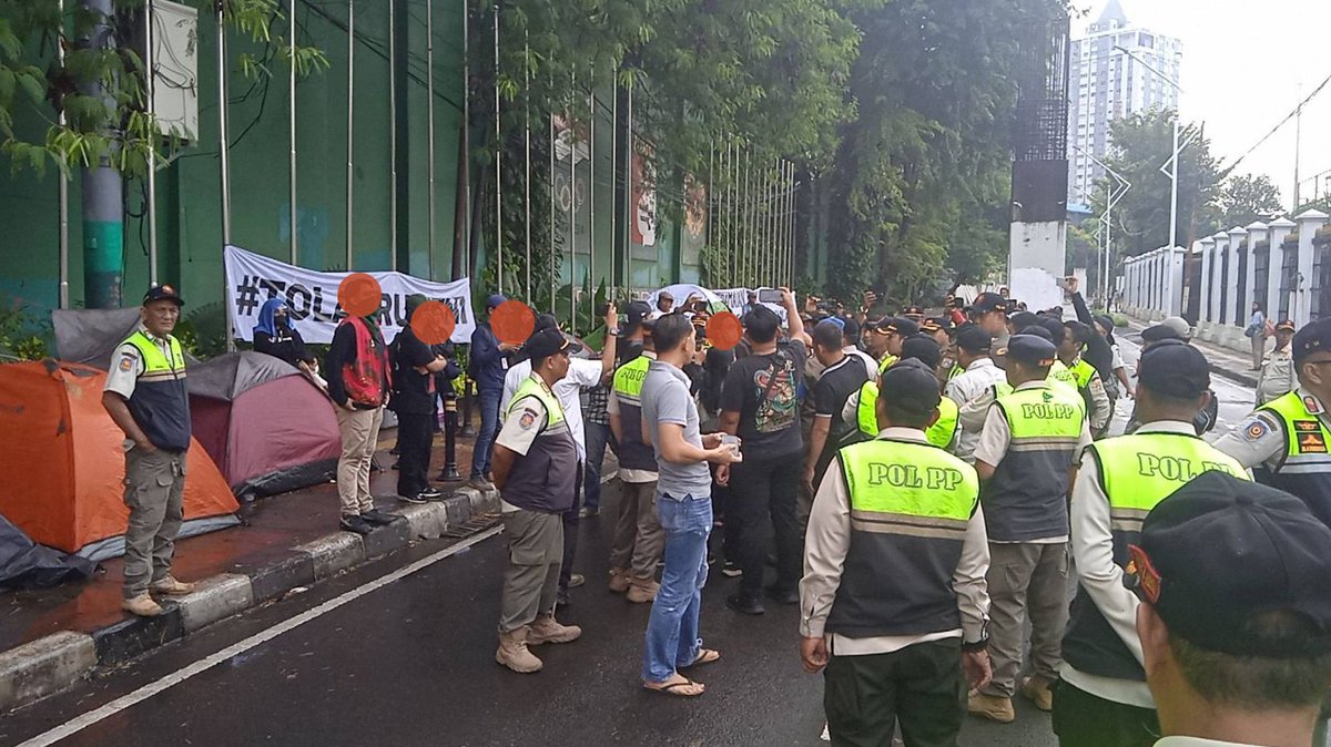 barengwarga's tweet photo. AKSI DEMONSTRASI MALAH DITUDUH BAYARAN
WARGA BERASPIRASI MALAH DIBUBARKAN

Mohon doa dan dukungan Warga sekalian ya, saat ini ada upaya pembubaran dan penggusuran aksi oleh Satpol PP Pemprov @DKIJakarta.

Bukti kalo emang pemerintah nggak mau dengerin suara kita, mau pake cara apapun juga.

#TolakUUTNI #SupremasiSipil #IndonesiaGelap