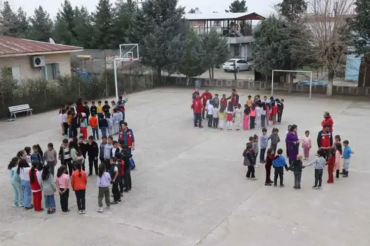 Diyarbakirmem's tweet photo. 🗞️ @dhainternet "4 Bin 200 Öğrenciye Oyunlarla Afet Eğitimi

Diyarbakır’da, İl Milli Eğitim Müdürlüğü Arama Kurtarma Birimi'nde (MEB AKUB) görev yapan 30 gönüllü öğretmen, Milli Eğitim Bakanlığı ve UNICEF iş birliğinde gerçekleştirilen ‘Hikayelerle ve Oyunlarla Afet Eğitimi’ projesi kapsamında 4 bin 200 öğrenciye afet bilinci aşıladı.

🔗https://t.co/vLBvAqy2y3

@tcmeb @Yusuf__Tekin 
@vali_zorluoglu @Murat4Kucukali