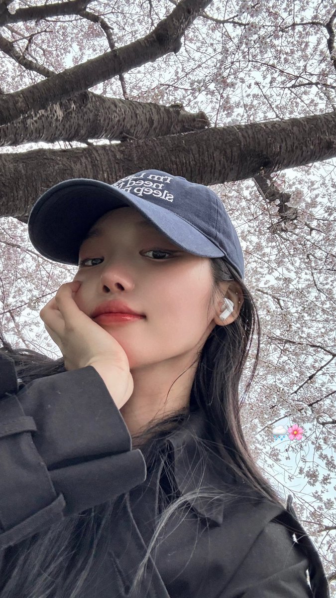 fiq_D_flover's tweet photo. [🐑 rosieline_] -Instagram Story Update-

🌧️🌸

#노지선 #RohJisun https://t.co/Q6kpZmUjlO