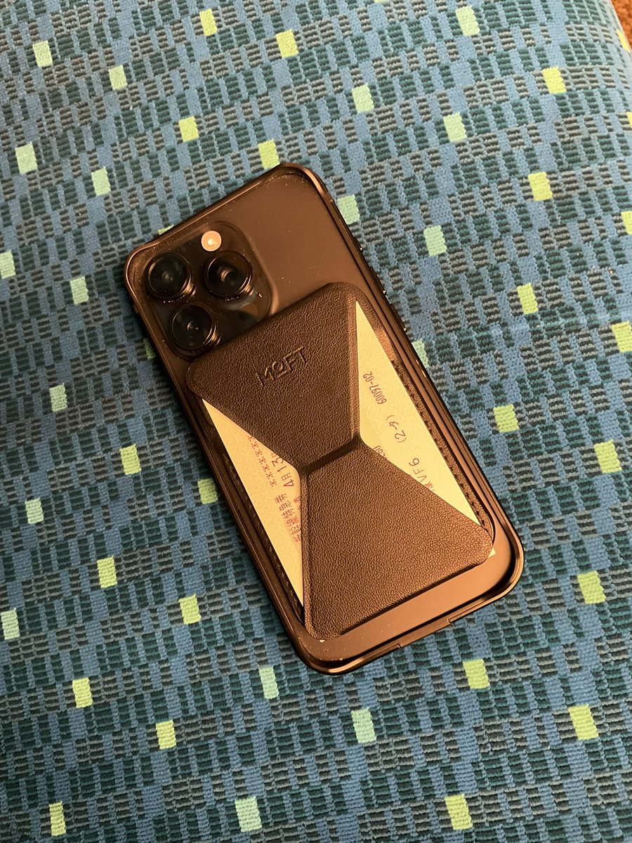 Tettch's tweet photo. 最近買ったMOFTのカードケース。
新幹線のチケット挟むのにピッタリ。 https://t.co/HzXwbTsRPq