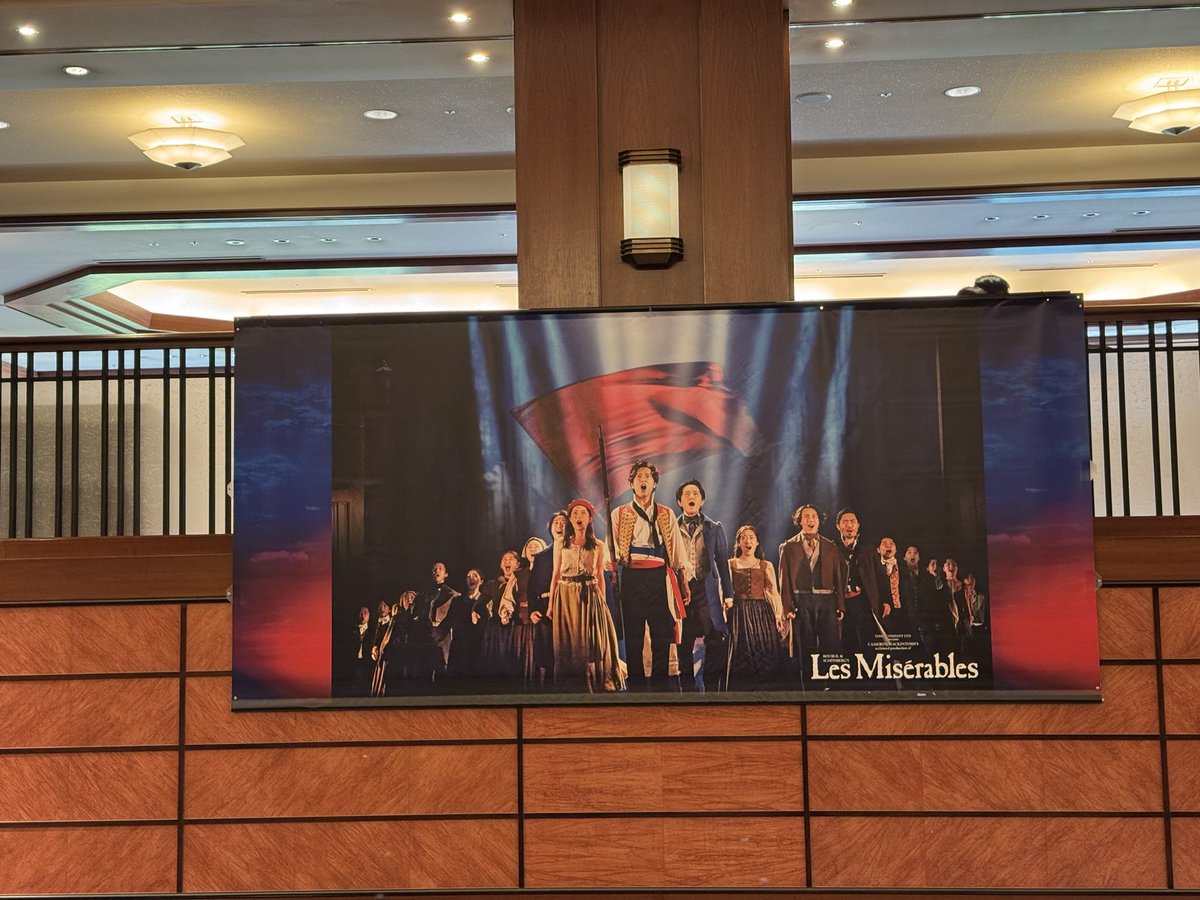 Rie8182's tweet photo. ずっとエポニーヌ訳だった昆夏美ちゃんが今回の公演からファンテーヌに役替わり

吉原ジャン・バルジャンと昆ファンテーヌの日を選んで観劇

震えるほどのスタンディングオベーションまで変わらずの感激の舞台でした

#レミゼラブル 
#博多座 https://t.co/zDEbgYv33a
