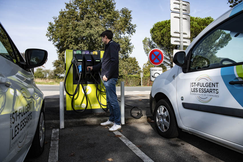 Europe2Vendee's tweet photo. Le #Sydev lance une enquête pour recenser les besoins en #bornes de recharge pour les véhicules #électriques qui roulent en #Vendée.  Il suffit de répondre aux questions et localiser les demandes, avant le 31 juillet 2025 ➡️ https://t.co/U0OERF3MHk https://t.co/hHTHB9Mefk