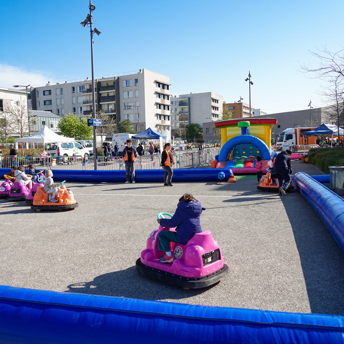 VilledeReims's tweet photo. Ce mercredi, venez participer jusqu'à 18h à la journée des #mobilités douces sur les places Simone de Beauvoir et Pierre de Fermat à #Orgeval. Au programme : jeux, ateliers, coloriage, goûter et #animations. #Reims https://t.co/lS8n12F3uD